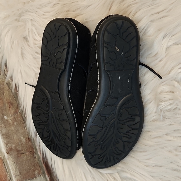Earth Plover Wide Black Leather Sandals, Size 6B - Picture 16 of 17